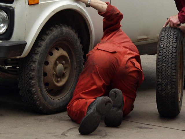Допрошенные лица в ходе следствия показали, что 30 ноября 2013 года они вместе с Темирланом Ташиевым выехали на его автомашине в восьмой микрорайон Бишкека с целью совершения кражи автомобильных колес