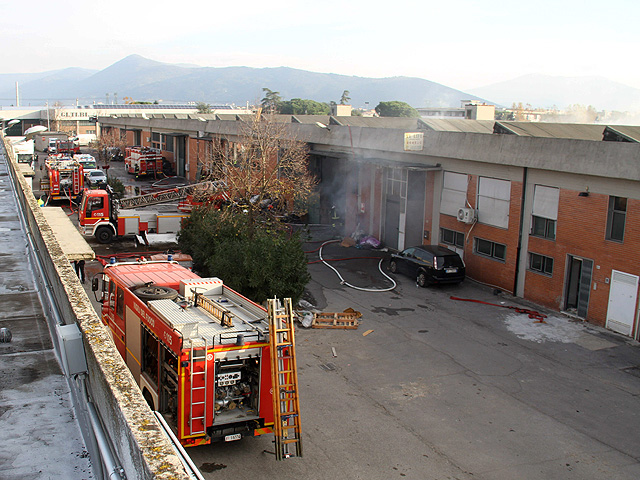 Не менее семи человек погибли при пожаре на фабрике по пошиву одежды в итальянском городе Прато в регионе Тоскана, еще четверо госпитализированы