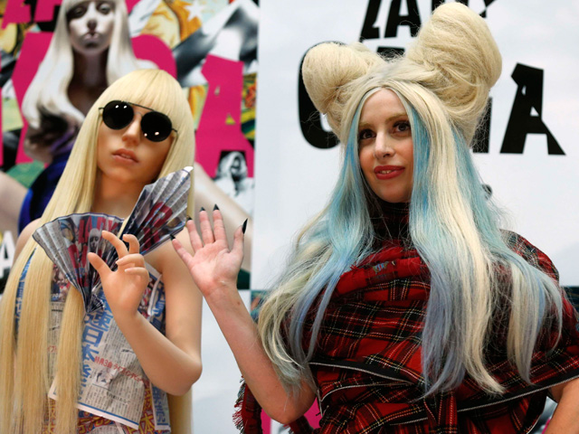 На мероприятии в Токио, состоявшемся в первое воскресенье декабря, знаменитая американская певица Lady Gaga представила куклу - свою копию в натуральную величину