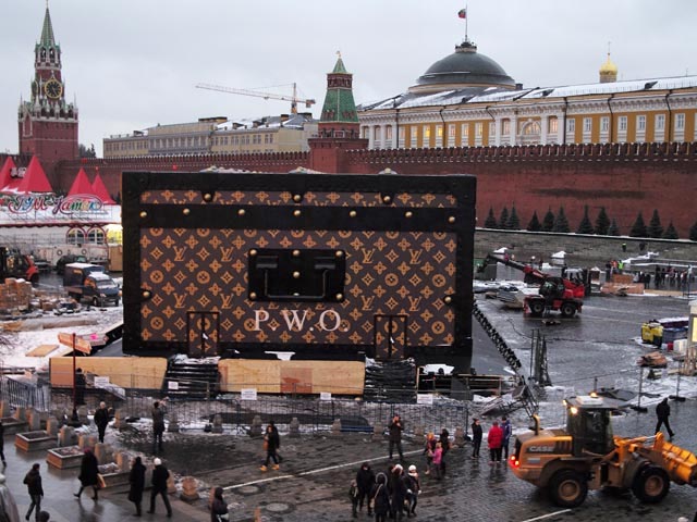 Государственная инспекция по контролю за использованием объектов недвижимости Москвы обратилась в суд с просьбой оштрафовать компанию "Луи Вюиттон Восток" за якобы незаконную установку возмутившегося общественность "дома-чемодана" на Красной площади