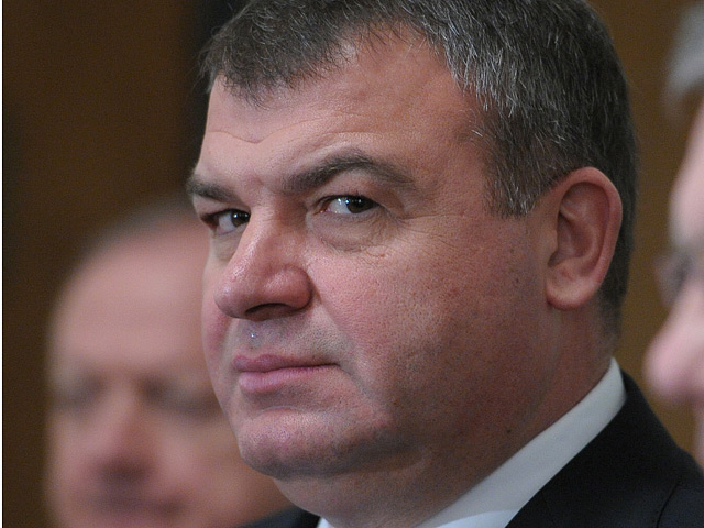 Бывший министр обороны Анатолий Сердюков в обстановке строгой секретности прибыл на первый допрос в качестве подозреваемого по уголовному делу о халатности