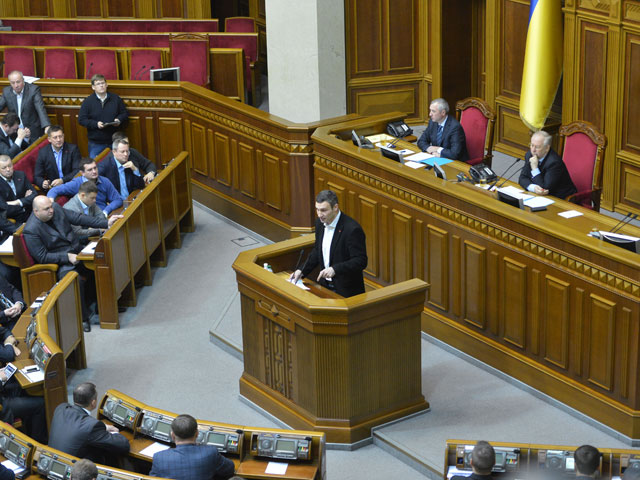 В осажденной Раде обсуждают последние события на Украине, а эксперты гадают, сохранит ли пост Янукович