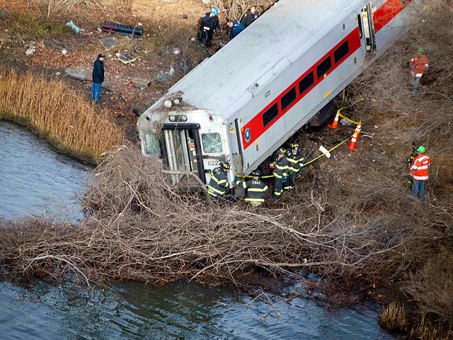 Машинист поезда, потерпевшего крушение в пригороде Нью-Йорка, признался, что "клевал носом" и упустил время для торможения