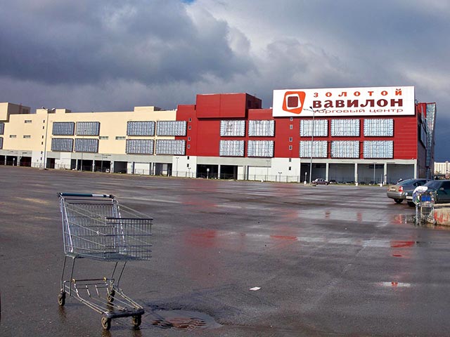 Неизвестный сообщил об угрозе взрыва в московском торговом центре сети "Золотой Вавилон", при этом он не уточнил, в каком именно, в связи с чем полиция вынуждена проверять все три гипермаркета, идет эвакуация