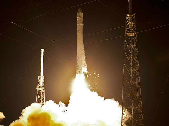С космодрома на мысе Канаверал во Флориде с третьей попытки успешно запущена ракета Falcon 9 частной компании SpaceX. Европейский спутник SES 8 выведен на орбиту и уже начал передавать сигнал.