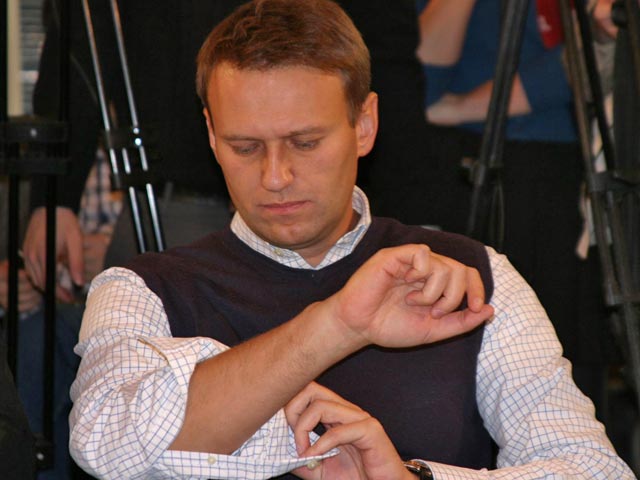 Адвокатская палата Москвы лишила оппозиционера Алексея Навального адвокатского статуса в связи с вступлением в силу приговора по делу "Кировлеса"