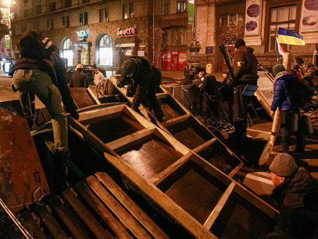 Протестующие в Киеве выдвинули Януковичу ультиматум и пригрозили круглосуточными блокадами