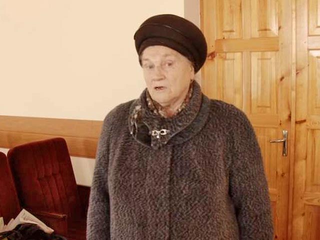 78-летняя Галина Германенко из города Узловая, а также её подруга Эмма Ткач хотели публичных извинений от местного вице-губернатора Юлии Марьясовой, но голодали недолго - несколько часов, так ничего и не добившись
