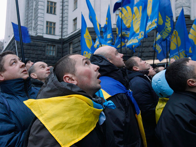 На Украине власть и оппозиция ждут, что их помирит ЕС, а пока милиция перекрывает путь протесту