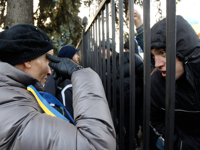 Украинская оппозиция обнародовала список лиц, которые, в случае "смены власти", могут быть подвергнуты люстрации