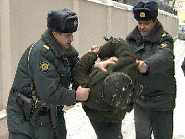 В Москве на Чистых прудах полиция задержала троих активистов, которые попытались развернуть плакаты у памятника Грибоедову