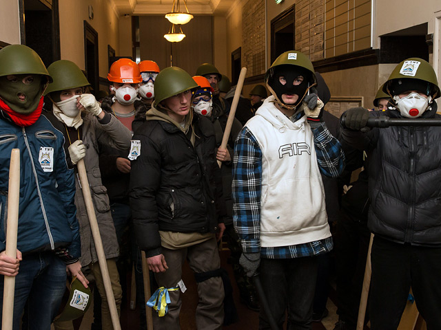 В пятницу рано утром протестующие ожидали, что спецназ придет разгонять "Евромайдан", однако бойцы "Беркута" так и не появились
