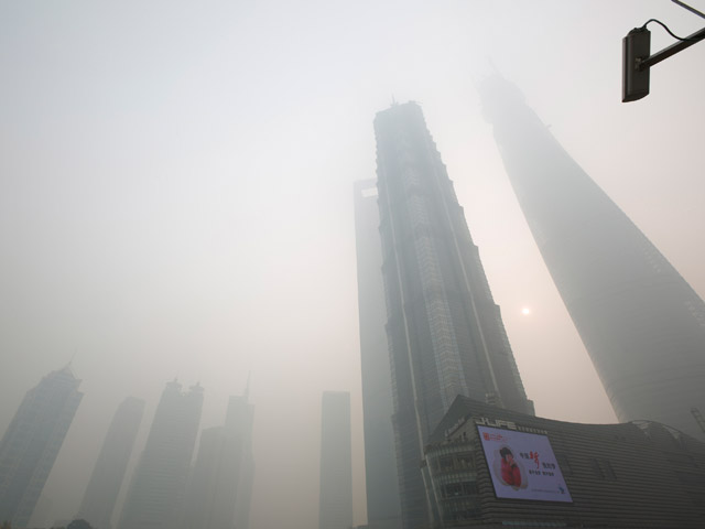 Густой туман, на этой неделе окутавший плотной пеленой Шанхай, по прогнозам, сохранится и в выходные дни