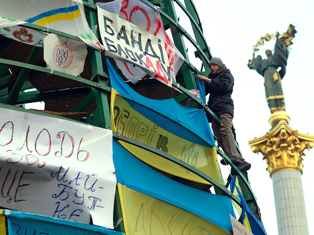 На "Евромайдан" в Киеве в преддверии выходных стекаются сторонники оппозиции
