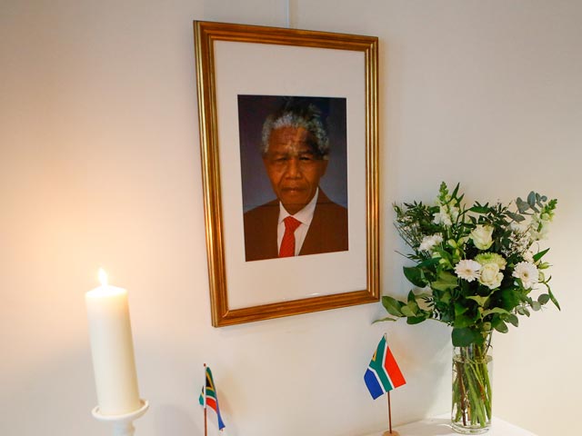 Международное общество сознания Кришны (ИСККОН) выразило свою скорбь в связи с кончиной Нельсона Манделы, а также передало искренние соболезнования его семье и всему южноафриканскому народу