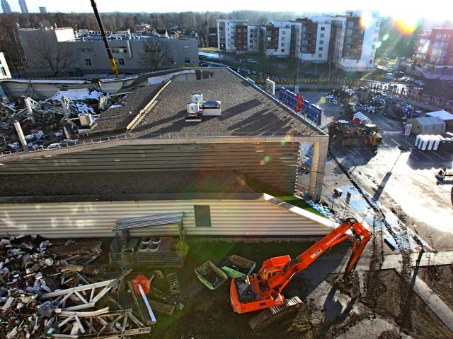 После катастрофы в рижском торговом центре Maxima, где при обрушении крыши и стен здания погибло 54 человека, городская стройуправа решила закрыть два магазина в столице Латвии