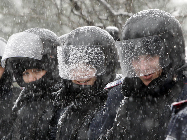 Бойцы спецподразделения "Беркут" взяли под охрану телецентр в столице Украины Киеве