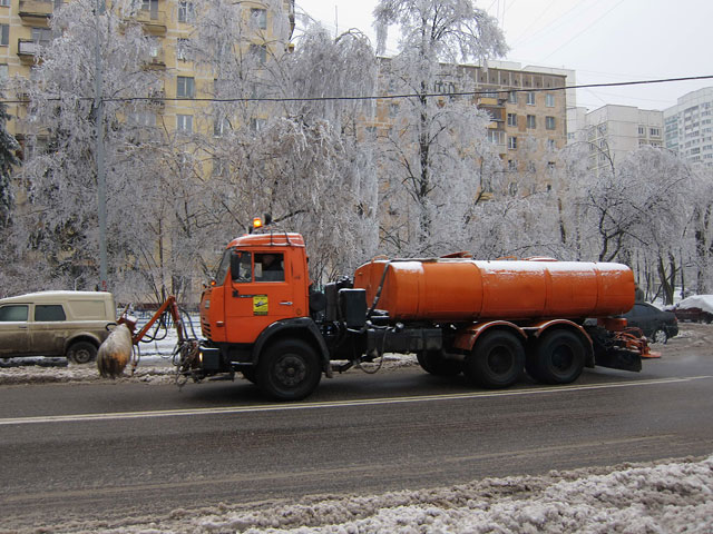 Столичный департамент ЖКХ отчитался о работе во время снегопада: на улицы вывели более 9000 единиц техники, все системы жизнеобеспечения Москвы работают в штатном режиме