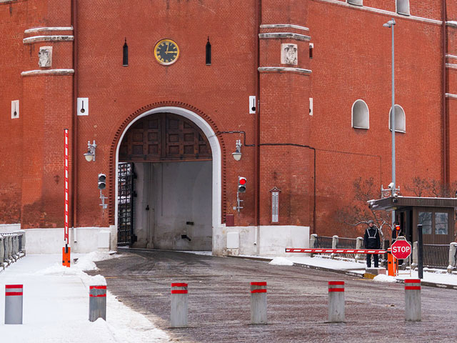 Мужчина госпитализирован в психиатрическую больницу после аварии с полицейской машиной у Боровицких ворот Кремля, куда он пытался прорваться на своем автомобиле