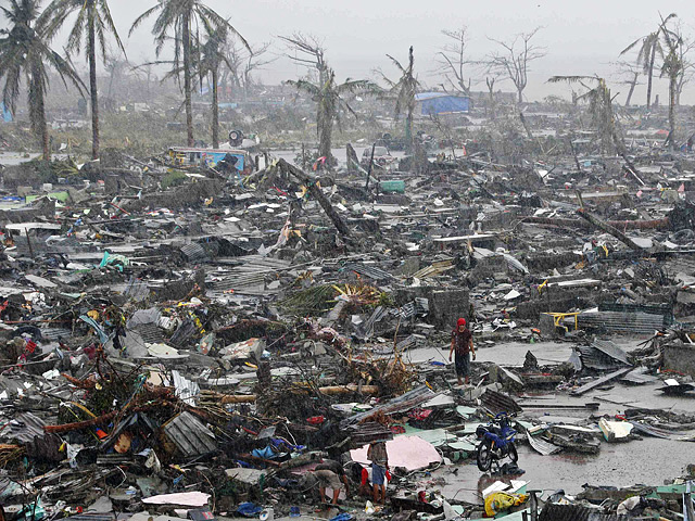 Число жертв тайфуна "Хайян", ставшего самым разрушительным в истории Филиппин, достигло 5,8 тысячи человек