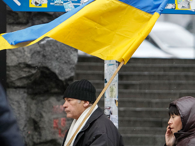 Протестующие на Майдане Незалежности в центре Киева отправились пикетировать ведущие украинские телеканалы "1+1", "Интер" и Первый национальный