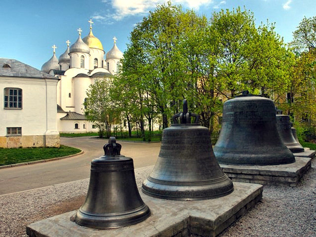 Четырем из шести старинных колоколов, стоящих на постаментах у Софийской звонницы Новгородского кремля, попробуют вернуть голос