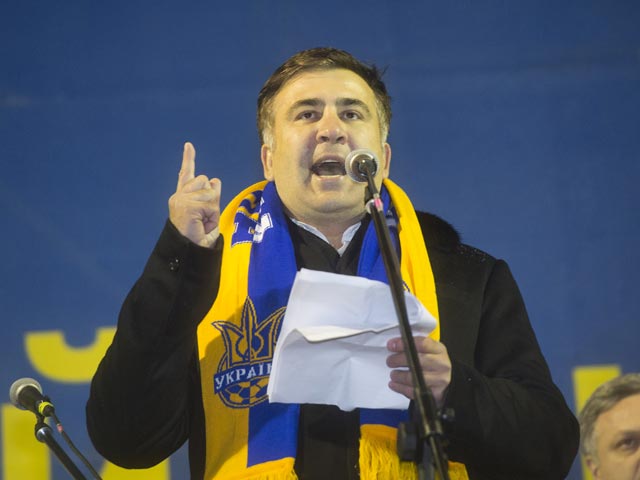 На площади Независимости в центре Киева, где стоит многодневный лагерь сторонников евроинтеграции, выступил экс-президент Грузии Михаил Саакашвили, который выразил свою поддержку этому курсу