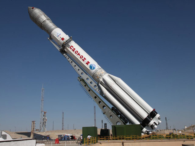 Завершается подготовка к запуску с космодрома Байконур в Казахстане российской ракеты-носителя "Протон-М" с разгонным блоком "Бриз-М" и космическим аппаратом Inmarsat-5F1