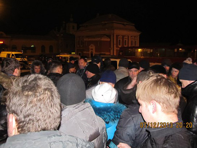 В городе Арзамас Нижегородской области жители вышли на народный сход после убийства в драке местного жителя