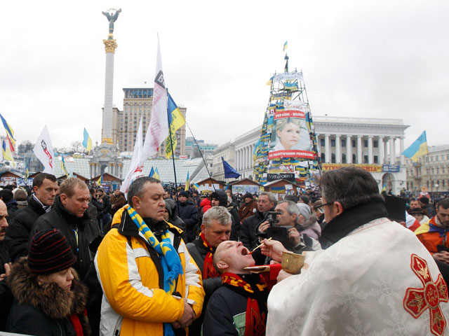 Созванное украинской оппозицией так называемое "Народное вече" на Майдане Незалежности в Киеве началось в воскресенье с молебна.