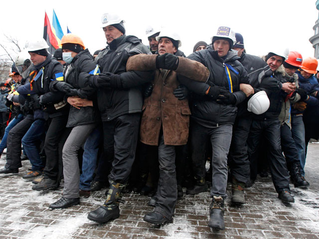 В Киеве колонна митингующих с Майдана Незалежности направилась к зданию кабинета министров на улице Грушевского, там начали возводить баррикады