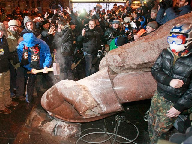 В воскресенье митингующие в Киеве снесли памятник Ленину на Бессарабской площади