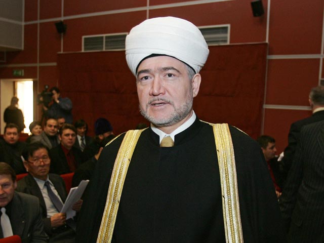 Глава Совета муфтиев России призвал мигрантов уважать традиции принимающей их страны