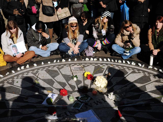 Поклонники Леннона отметили в Центральном парке Нью-Йорка 33-летнюю годовщину его смерти