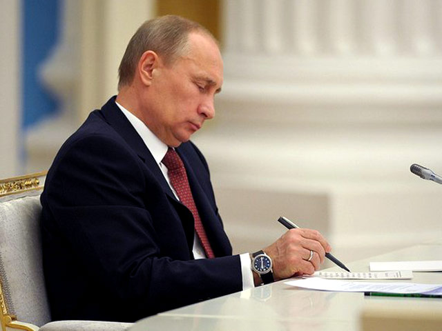 Президент Владимир Путин подписал закон, который позволяет Центробанку предоставлять Агентству по страхованию вкладов пятилетние кредиты. Документ опубликован на портале правовой информации