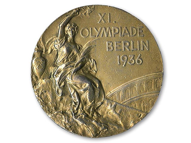Олимпийское золото, выигранное чернокожим спортсменом на глазах у Гитлера, продано за $1,5 млн