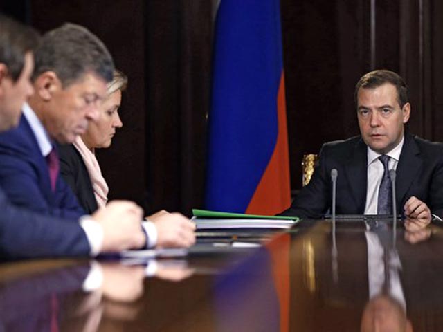 Медведев опасается, что в РФ будет некому рожать, но продлевать программу маткапитала не торопится