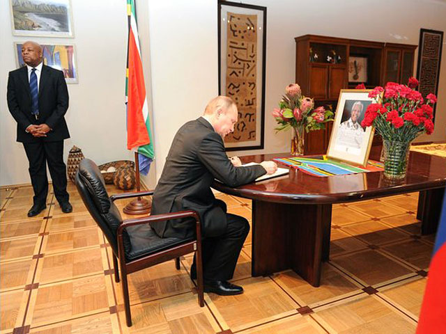 Президент РФ Владимир Путин посетил в Москве посольство ЮАР, чтобы оставить запись в книге соболезнований по случаю кончины Нельсона Манделы