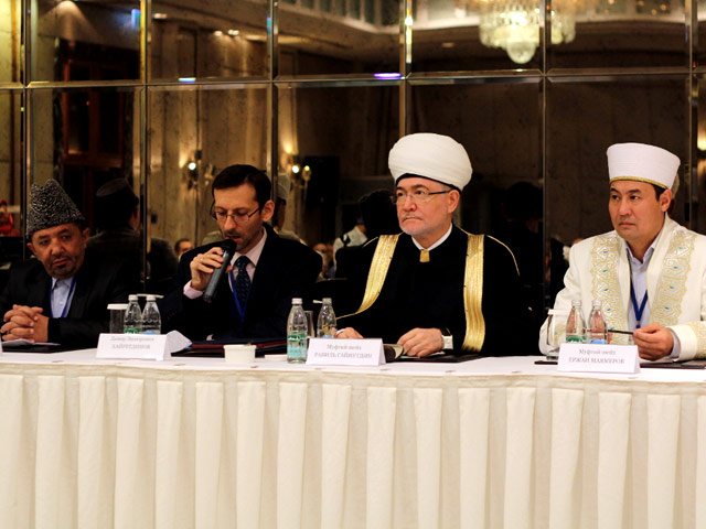 Участники Международного мусульманского форума "Социализация уммы в стратегии развития гражданского общества", который прошел накануне в Москве, приняли итоговое заявление