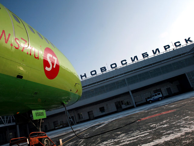 Как выяснилось, из-за посадки в аэропорту Барнаула прибытие в новосибирский аэропорт "Толмачево" задержалось на 1,5 часа