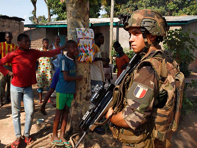 Французская армия, приступившая к выполнению операции "Сангари" в Центральноафриканской республике, понесла первые потери - за минувшие сутки в этой стране погибли двое французских военнослужащих