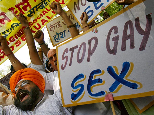 Верховный суд Индии восстановил запрет на гомосексуальные отношения в стране, изменив решение от 2009 года, сообщает BBC. Высший суд Нью-Дели тогда признал законными интимные отношения гомосексуалистов