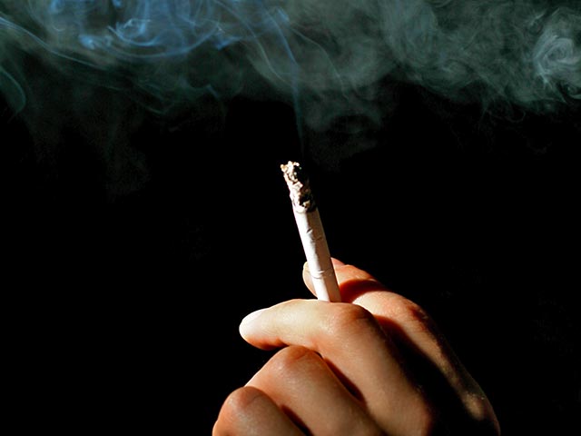 Столичные полицейские отловили уже более 850 нарушителей "антитабачного закона" с того момента, когда вступили в силу штрафы за курение в неположенном месте