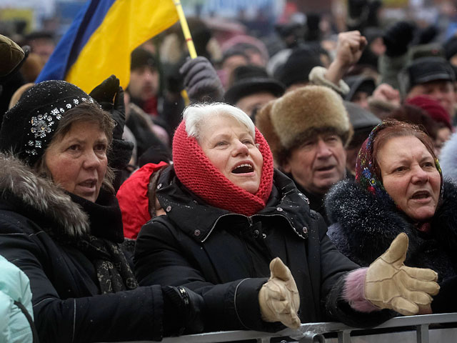 Акции протеста в Киеве продолжаются, причем количество митингующих на Майдане Незалежности только увеличивается - почти вся площадь к вечеру заполнилась людьми