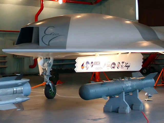 Полноразмерный макет боевого беспилотного летательного аппарата "Скат"