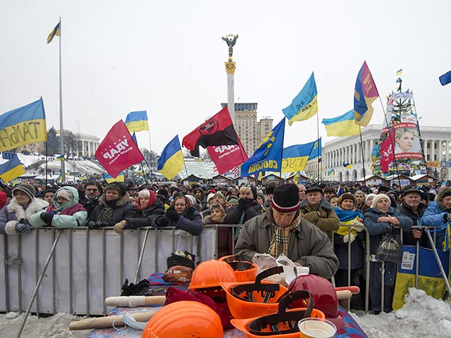 Участники акции протеста на Майдане Незалежности поддержали призыв известной украинской певицы Русланы Лыжичко оставаться на площади в центре Киева как минимум до 17 декабря