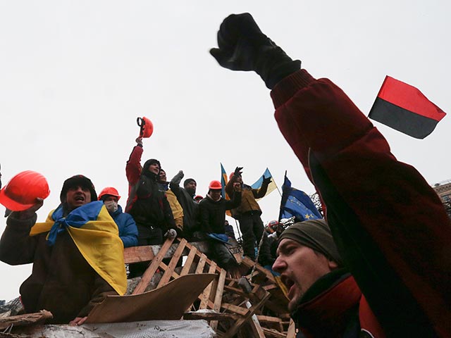 На фоне продолжающегося противостояния "Евромайдана" и украинских властей главные заинтересованные в сотрудничестве с Украиной стороны - Европейский Союз и Россия - определяются с дальнейшими шагами в отношении Киева