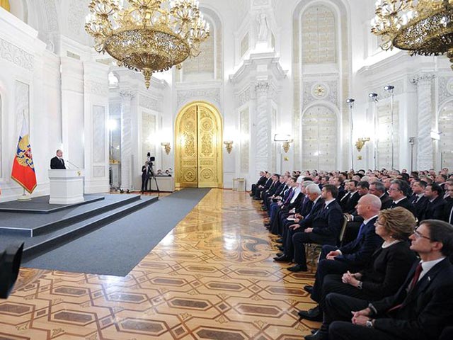 Путин не принимает ссылок на кризис: он требует исполнения своих затратных майских указов