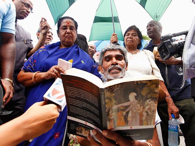 Индуисты во всем мире отмечают явление священной "Бхагавад-гиты"