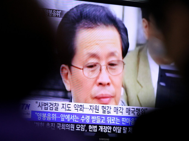 В КНДР по приговору военного трибунала министерства народной безопасности казнен дядя северокорейского лидера Ким Чен Ына